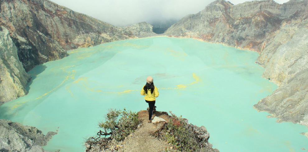 ijen plateau blue flame